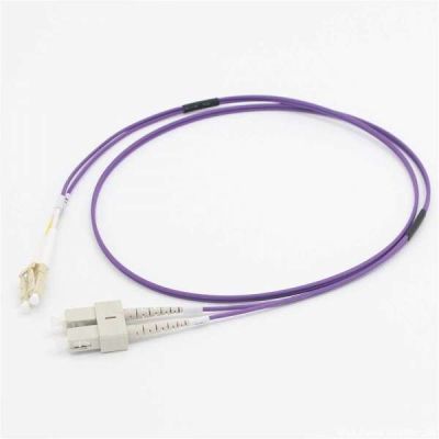 C2G 2 M CORDON DE RACCORDEMENT FIBRE OPTIQUE LC/SC OM4 LSZH - VIOLET